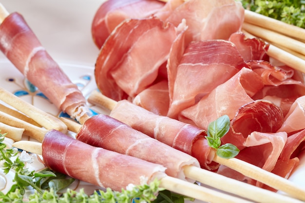 Baguettes Enveloppées Dans Du Prosciutto