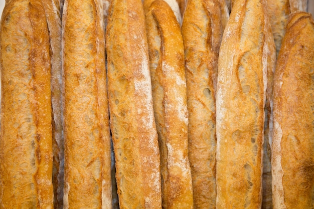 Baguettes françaises dans un panier en boulangerie moderne