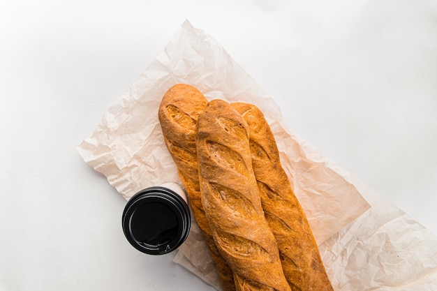 Baguettes françaises fraîches avec une tasse de café