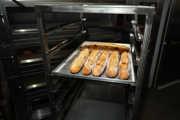 Baguettes françaises sur une plaque à pâtisserie dans une grille