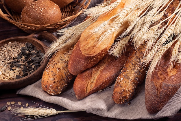 Baguettes maison fraîches placées sur une table en bois. Concept de boulangerie ou photo de bannière.