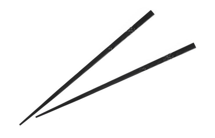 Photo baguettes noires isolées sur fond blanc