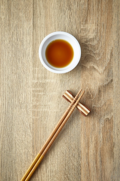 Baguettes et sauce soja sur bois