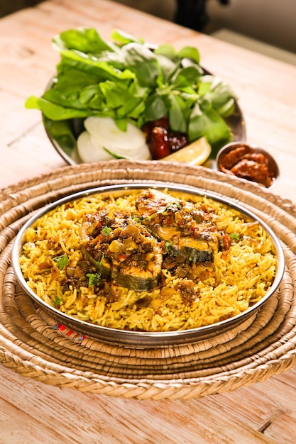 Bahari Kanaad biryani ou biriyani de poisson servi dans un plat isolé sur la vue de dessus de table de la nourriture arabe