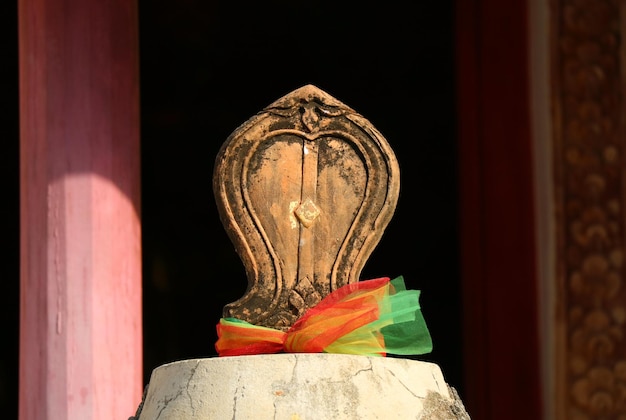 Bai Sema ou pierre de délimitation sacrée dans le temple bouddhiste Wat Chomphuwek en Thaïlande