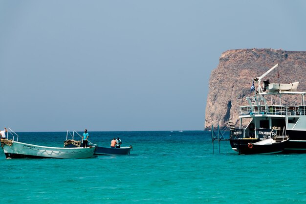 Baie de Balos GRÉCIE 05 SEPTEMBER 2016 navires et bateaux touristiques dans la mer Méditerranée