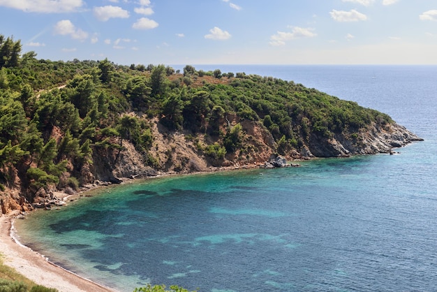 Baie cachée aux yeux des voyageurs ordinaires avec une étroite bande de sable blanc. Sithonie, Grèce