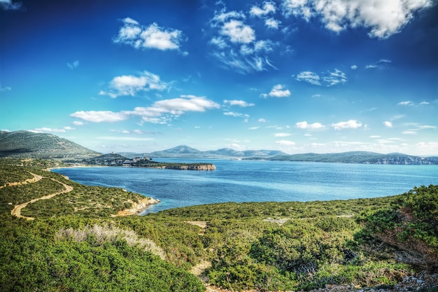 Baie de Capo Caccia un jour nuageux Italie