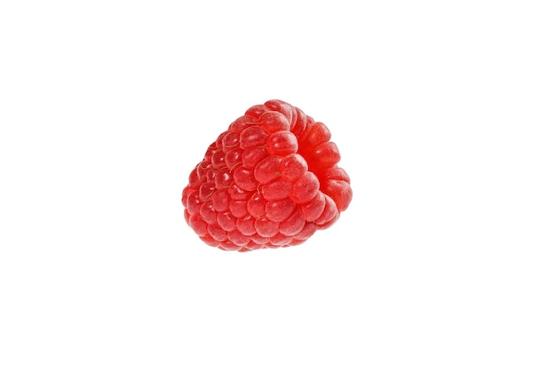 Baie de framboise avec feuille verte isolée sur fond blanc Framboise avec un tracé de détourage