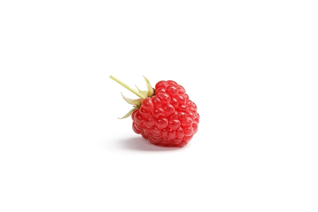 Baie de framboise isolé sur fond blanc Une framboise avec chemin de détourage