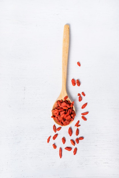 Baie de Goji ou wolfberry chinois dans une cuillère en bois