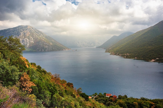 Baie de Kotor depuis les hauteurs Vue vers le bas depuis la plate-forme d'observation sur la montagne Lovcen Montagnes et baie au Monténégro Le paquebot près de la vieille ville de Kotor