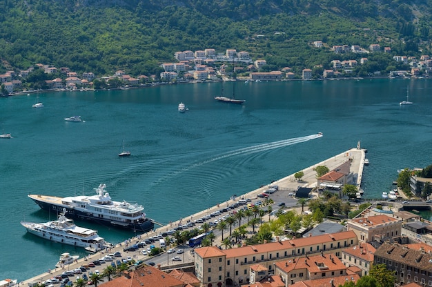 Baie de Kotor et port vus d'en haut au Monténégro d'été