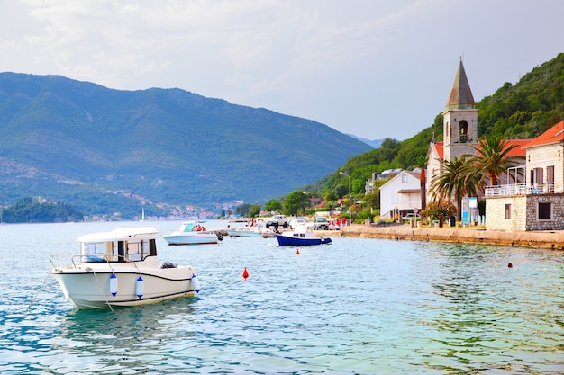 La baie de Kotor près de la ville de Tivat au Monténégro