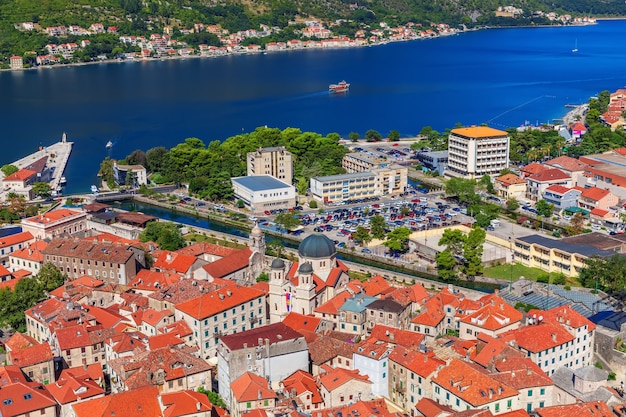 La baie de Kotor et les toits de la vieille ville, Monténégro.