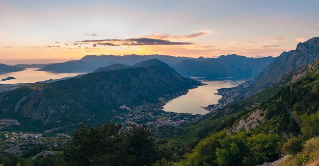 Baie de Kotor avec vue plongeante sur la ville de Kotor Muo Prcan