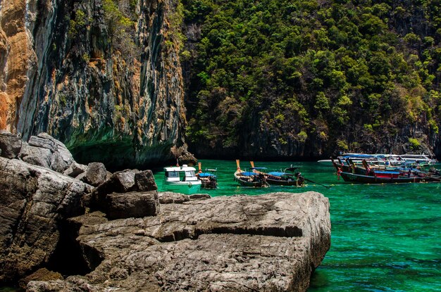 La baie Maya, une belle plage de l'île de Phi Phi, en Thaïlande, en mars 2024