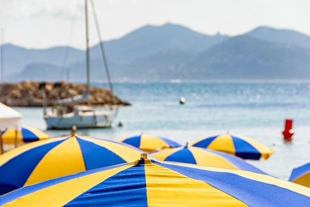 Baie de la mer avec yachts bateaux et parasol à Cannes