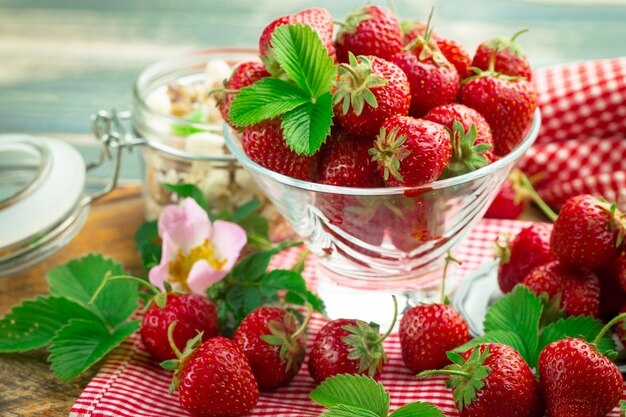 Baie mûre aux fraises sur un vieux fond.