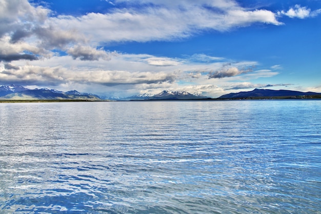 La baie de l'océan Pacifique à Puerto Natales, Chili