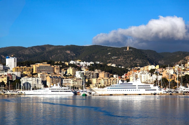 Baie de Palma de Majorque Espagne mer montagnes et yachts