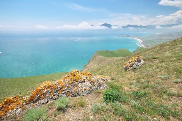 Baie de printemps mer et montagne