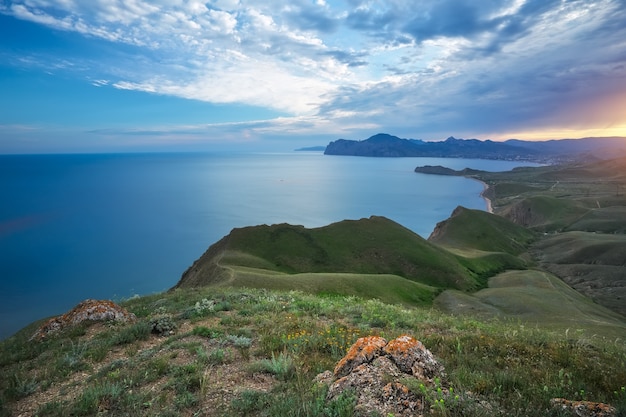 Baie de source marine. Vue depuis la montagne. Composition naturelle.