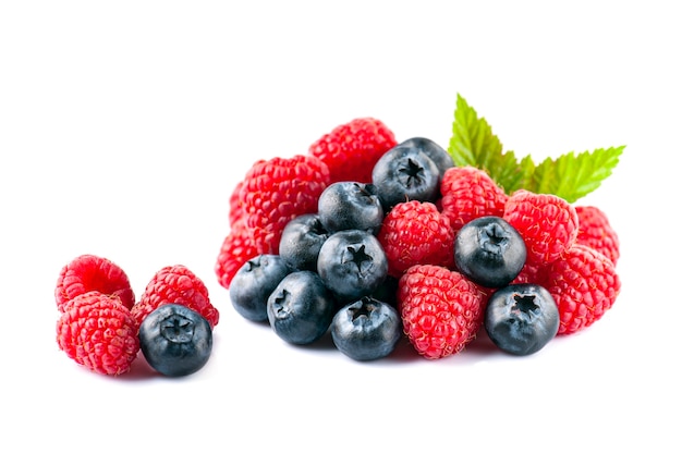 Baie sucrée de bleuets et framboises sur fond blanc.