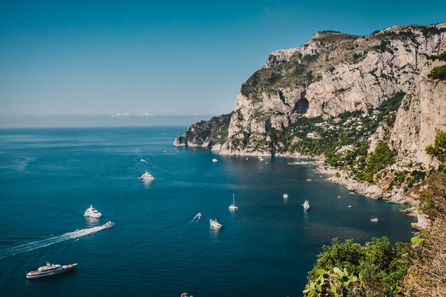 Baie tropicale dans les falaises rocheuses