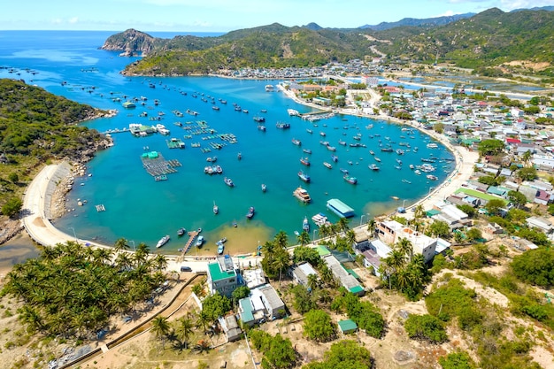 Baie de Vinh Hy vue d'en haut à midi en été avec des centaines de bateaux de pêche amarrés