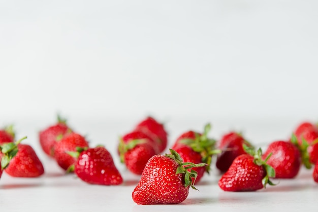 Baie de vitamine saine fraise rouge isolé sur fond blanc