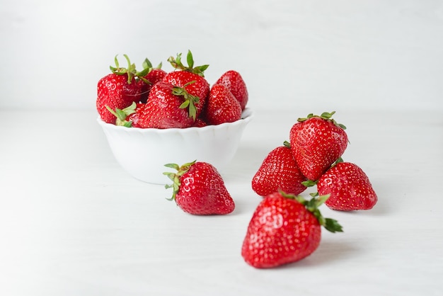 Baie de vitamine saine fraise rouge isolé sur fond blanc