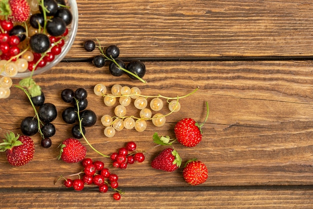 Baies assorties sur la surface de la table en bois avec espace de copie Aliments riches en vitamines et antioxydants Mode de vie sain