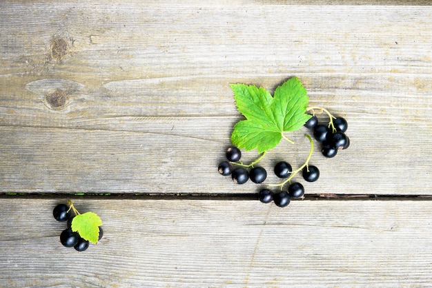 Photo baies de cassis sur une table en bois