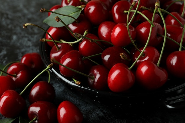 Baies de cerise rouge douce sur fond sombre