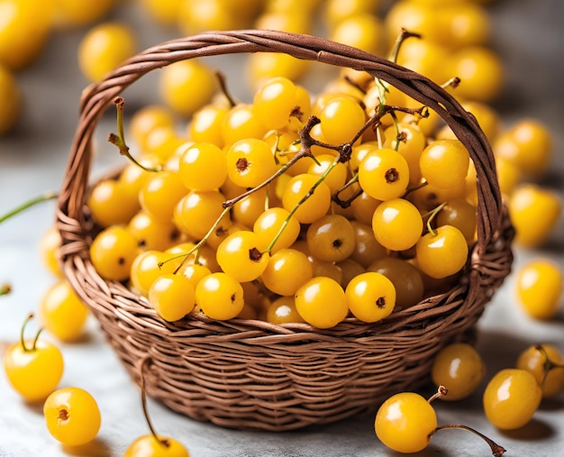 Baies de cerises jaunes mûres et appétissantes dans un panier débordant