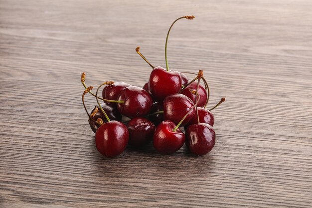 Des baies de cerises sucrées mûres