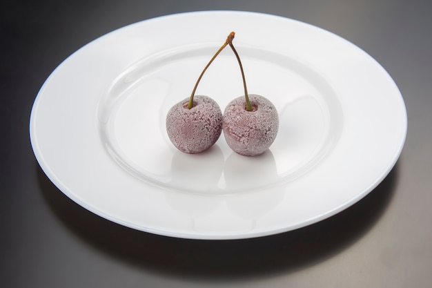 Baies de cerises surgelées. fruits et vitamines. nourriture saine pour le petit déjeuner. fruits de la végétation. dessert aux fruits