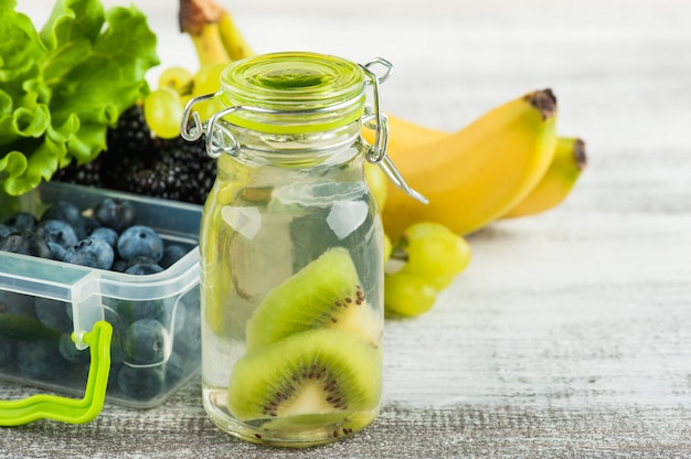 Baies dans une boîte à lunch et fruits