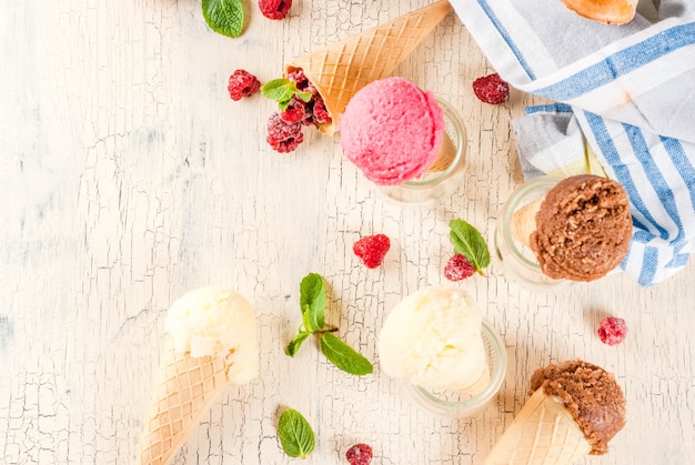 baies et desserts sucrés, divers de la crème glacée en cônes