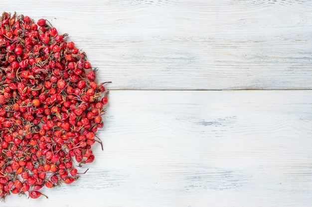 Baies d'églantier rouge utiles pour la santé sur une surface en bois