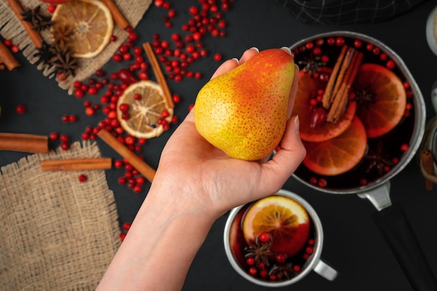 Baies Et épices Pour La Cuisson De Vin Chaud Bouchent Sur La Table De La Cuisine