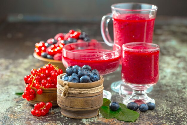 Baies d'été mûres dans une composition avec des boissons.