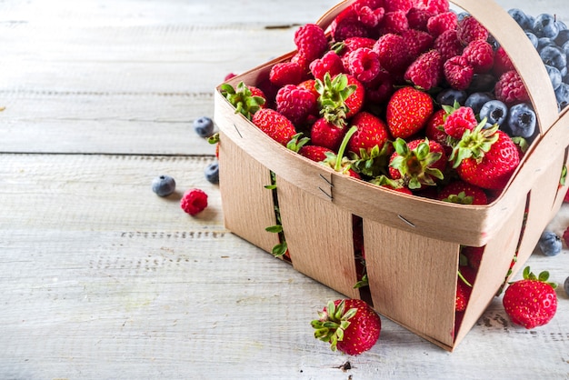 Baies de ferme bio d'été dans un panier