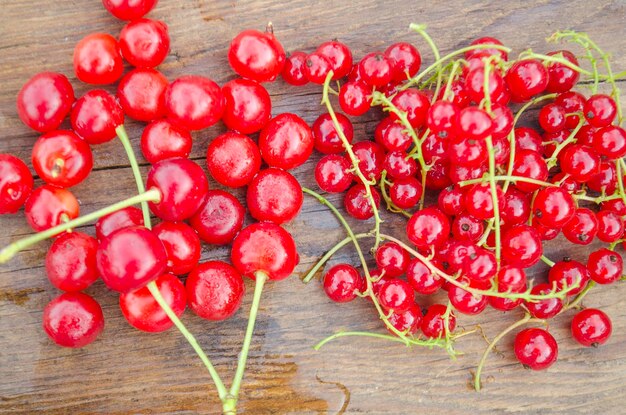 Baies fraîches d'été Cerise et groseille rouge dans un style rustique