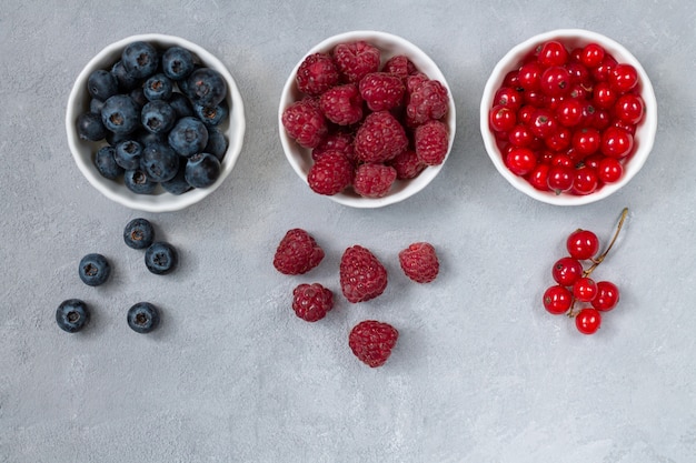 Baies fraîches d'été: vue de dessus de myrtille, framboise et groseille