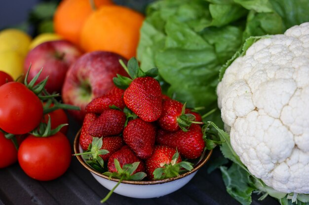 Photo baies fraîches et fruits sur la table de la cuisine