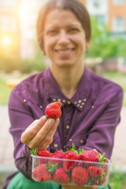 Baies d&#39;une fraise dans les mains d&#39;une femme jardinier.