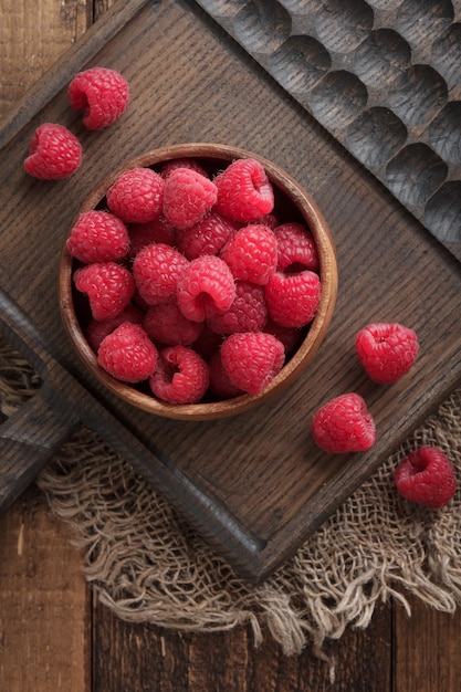 Baies de framboise dans une planche de bois