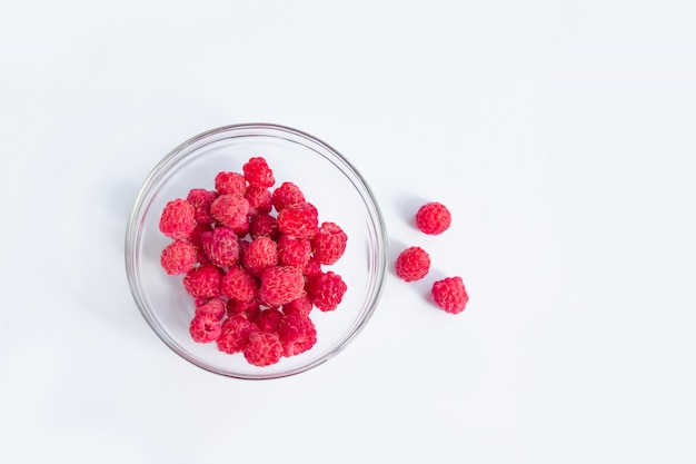 Baies de framboise rouge isolés sur fond blanc